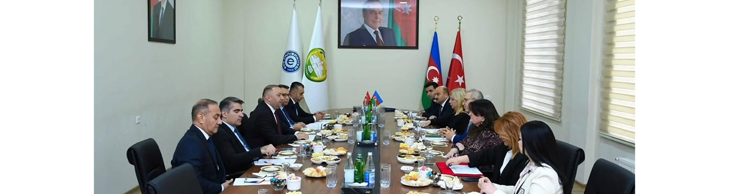 Türk yükseköğretiminde örnek bir model olan Azerbaycan Devlet Tarım Üniversitesi ile yürüttüğümüz İkili Diploma Programımızın altıncı yılında, iş birliği protokolümüzü yenileyerek sürdürüyor olmanın gururunu yaşıyoruz.